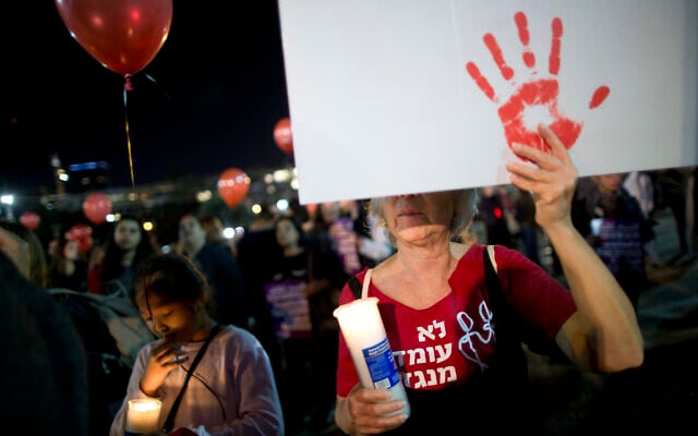 Illustration : Manifestation contre les violences envers les femmes à Tel Aviv, le 4 décembre 2018. (Crédit : AP Photo/Oded Balilty) Illustration : Manifestation contre les violences envers les femmes à Tel Aviv, le 4 décembre 2018. (Crédit : AP Photo/Oded Balilty)
