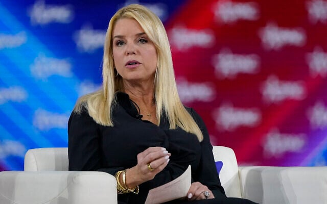 L'ancienne procureure-générale de Floride, Pam Bondi, participe à une table ronde lors de la Conservative Political Action Conference à Orlando, en Floride, le 27 février 2022. (Crédit : AP Photo/John Raoux)