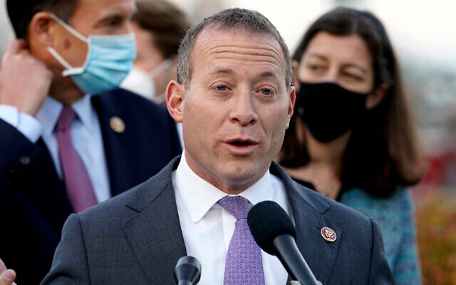 Le représentant Josh Gottheimer s'adressant aux médias sur la colline du Capitole, à Washington, le 21 décembre 2020. (Crédit : Jacquelyn Martin/AP) Le représentant Josh Gottheimer s'adressant aux médias sur la colline du Capitole, à Washington, le 21 décembre 2020. (Crédit : Jacquelyn Martin/AP)