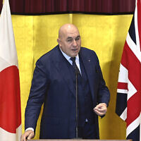 Le ministre italien de la Défense, Guido Crosetto, s'exprimant lors d'une conférence de presse, à Tokyo, au Japon, le 14 décembre 2023. (Crédit : David Mareuil/Pool Photo via AP)