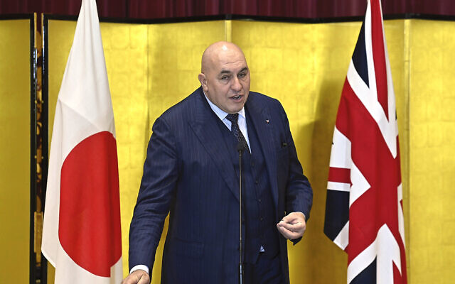 Le ministre italien de la Défense, Guido Crosetto, s'exprimant lors d'une conférence de presse, à Tokyo, au Japon, le 14 décembre 2023. (Crédit : David Mareuil/Pool Photo via AP)