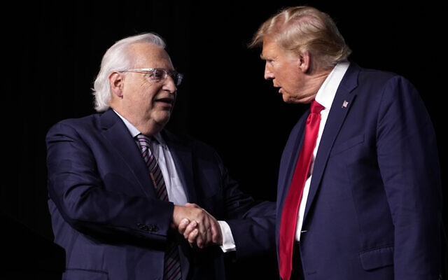 Le candidat républicain à la présidence, l'ancien président Donald Trump, à droite, salue David Friedman, ancien ambassadeur en Israël sous l'administration Trump, lors de la convention des National Religious Broadcasters au Gaylord Opryland Resort and Convention Center à Nashville, dans le Tennessee, le 22 février 2024. (Crédit : AP Photo/George Walker IV) Le candidat républicain à la présidence, l'ancien président Donald Trump, à droite, salue David Friedman, ancien ambassadeur en Israël sous l'administration Trump, lors de la convention des National Religious Broadcasters au Gaylord Opryland Resort and Convention Center à Nashville, dans le Tennessee, le 22 février 2024. (Crédit : AP Photo/George Walker IV)