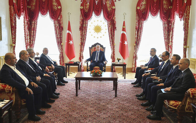 Le président turc Recep Tayyip Erdogan, au centre, et des ministres de son gouvernement, à droite, rencontrent une délégation du Hamas dirigée par Ismail Haniyeh, à Istanbul, en Turquie, le 20 avril 2024. (Crédit : Présidence turque via AP) Le président turc Recep Tayyip Erdogan, au centre, et des ministres de son gouvernement, à droite, rencontrent une délégation du Hamas dirigée par Ismail Haniyeh, à Istanbul, en Turquie, le 20 avril 2024. (Crédit : Présidence turque via AP)