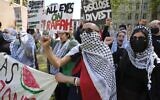 Illustration : Des étudiants anti-Israël et des manifestants criant des slogans sur le campus de l'université SOAS de Londres alors que des étudiants occupent des parties du campus universitaire à Londres, le 8 mai 2024. (Crédit : Kin Cheung/AP)