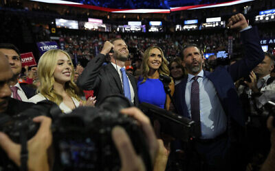 Tiffany Trump, Eric Trump, Lara Trump et Donald Trump Jr. lors de la Convention nationale républicaine, le 15 juillet 2024, à Milwaukee, dans le Wisconsin. (Crédit : AP Photo/ Julia Nikhinson)