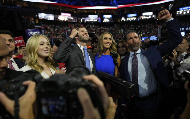Tiffany Trump, Eric Trump, Lara Trump et Donald Trump Jr. lors de la Convention nationale républicaine, le 15 juillet 2024, à Milwaukee, dans le Wisconsin. (Crédit : AP Photo/ Julia Nikhinson) Tiffany Trump, Eric Trump, Lara Trump et Donald Trump Jr. lors de la Convention nationale républicaine, le 15 juillet 2024, à Milwaukee, dans le Wisconsin. (Crédit : AP Photo/ Julia Nikhinson)