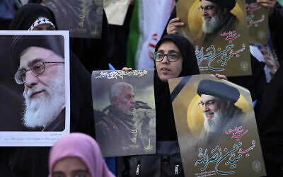 Des manifestants iraniens tiennent des affiches du chef du groupe terroriste du Hezbollah, Hassan Nasrallah, à droite, du chef du groupe terroriste du Hamas, Yahya Sinwar, au centre, et du guide suprême iranien, l'ayatollah Ali Khamenei, lors d'une cérémonie commémorant Sinwar et Hashem Safieddine, le successeur prévu de Nasrallah, sur la place Palestine de Téhéran, en Iran, le 24 octobre 2024. (Crédit :AP Photo/Vahid Salemi)