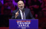 Howard Lutnick lors d'un rassemblement de campagne électorale de Donald Trump au Madison Square Garden, le 27 octobre 2024, à New York. (Crédit : AP Photo/Evan Vucci)
