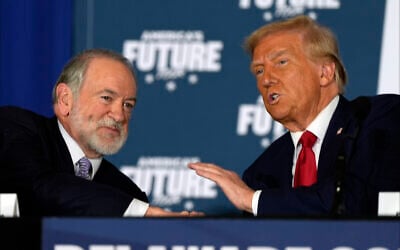 Le candidat républicain à l'élection présidentielle américaine, l'ancien président Donald Trump (à droite) et l'ancien gouverneur de l'Arkansas, Mike Huckabee, lors d'une table ronde au Drexelbrook Catering & Event Center, à Drexel Hill, en Pennsylvanie, le 29 octobre 2024. (Crédit : Julia Demaree Nikhinson/AP)
