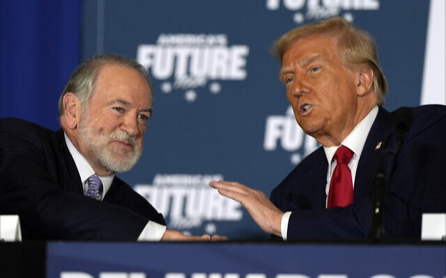 Le candidat républicain à l'élection présidentielle américaine, l'ancien président Donald Trump (à droite) et l'ancien gouverneur de l'Arkansas, Mike Huckabee, lors d'une table ronde au Drexelbrook Catering & Event Center, à Drexel Hill, en Pennsylvanie, le 29 octobre 2024. (Crédit : Julia Demaree Nikhinson/AP) Le candidat républicain à l'élection présidentielle américaine, l'ancien président Donald Trump (à droite) et l'ancien gouverneur de l'Arkansas, Mike Huckabee, lors d'une table ronde au Drexelbrook Catering & Event Center, à Drexel Hill, en Pennsylvanie, le 29 octobre 2024. (Crédit : Julia Demaree Nikhinson/AP)