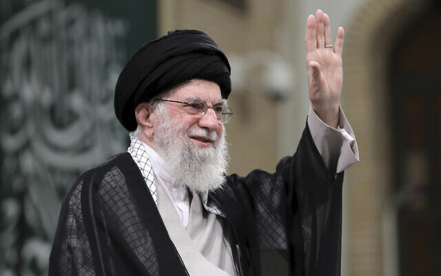 Le guide suprême iranien, l'ayatollah Ali Khamenei, saluant la foule lors d'une réunion avec des élèves et des étudiants, à Téhéran en Iran, le 2 novembre 2024. (Crédit : Bureau du guide suprême iranien via AP)