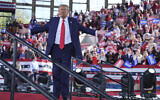 Le candidat républicain à l'élection présidentielle et ancien président des États-Unis Donald Trump termine un meeting de campagne au J.S. Dorton Arena à Raleigh, en Caroline du Nord, le 4 novembre 2024. (Crédit : AP Photo/Evan Vucci)