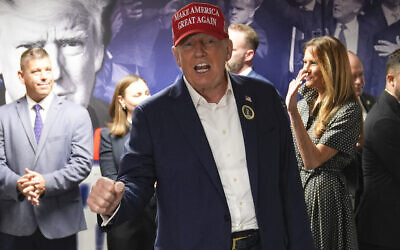 Le candidat républicain à la présidence, l'ancien président Donald Trump, visite son quartier général de campagne, mardi 5 novembre 2024, à West Palm Beach, en Floride (Crédit : AP/Evan Vucci).