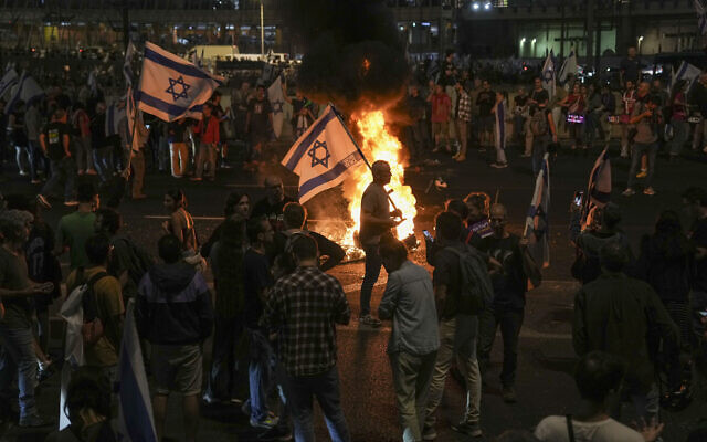 Des Israéliens allument un feu de joie lors d'une manifestation après que le Premier ministre Benjamin Netanyahu a limogé le ministre de la Défense Yoav Gallant à Tel Aviv, Israël, mardi 5 novembre 2024. (Crédit : AP Photo/Oded Balilty) Des Israéliens allument un feu de joie lors d'une manifestation après que le Premier ministre Benjamin Netanyahu a limogé le ministre de la Défense Yoav Gallant à Tel Aviv, Israël, mardi 5 novembre 2024. (Crédit : AP Photo/Oded Balilty)