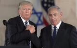 Le président américain Donald Trump (à gauche) et le Premier ministre israélien Benjamin Netanyahu se serrent la main au Musée d'Israël à Jérusalem, mardi 23 mai 2017. (AP Photo/Sebastian Scheiner, dossier)