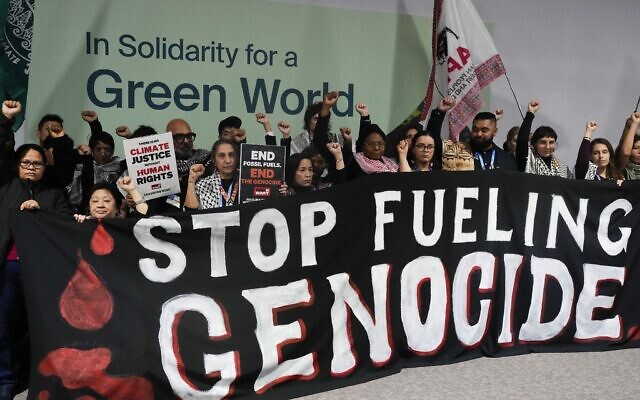 Des militants anti-israéliens manifestent à l'ouverture de la conférence sur le climat de l'ONU, la COP29, lundi 11 novembre 2024, à Bakou, en Azerbaïdjan. (Crédit : AP Photo/Rafiq Maqbool) Des militants anti-israéliens manifestent à l'ouverture de la conférence sur le climat de l'ONU, la COP29, lundi 11 novembre 2024, à Bakou, en Azerbaïdjan. (Crédit : AP Photo/Rafiq Maqbool)