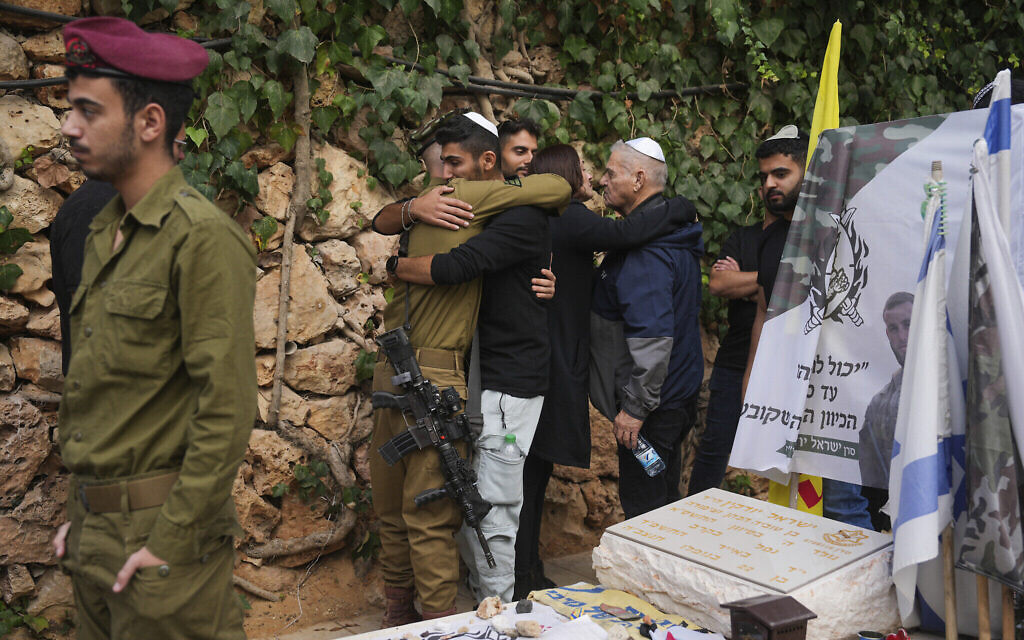 Funérailles du soldat israélien Orr Katz, tué lors d'une bataille dans la bande de Gaza, au cimetière militaire du Mont Herzl à Jérusalem, le 12 novembre 2024. (Crédit : AP Photo/Ohad Zwigenberg)