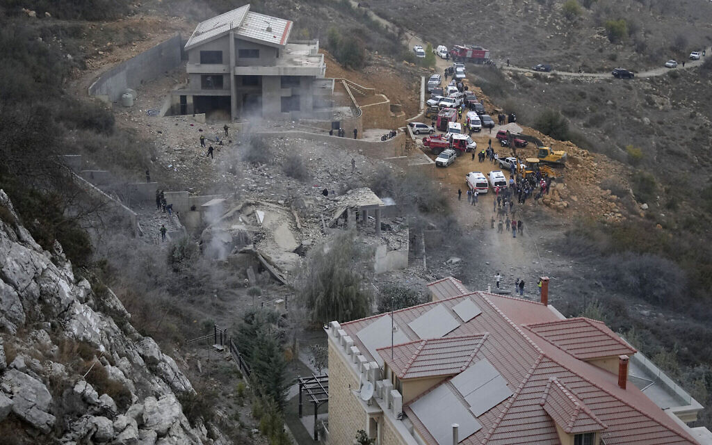 Des secouristes recherchent des victimes dans une maison touchée par une frappe aérienne israélienne sur le Hezbollah dans le village de Baalchmay à l'est de Beyrouth, au Liban, le 12 novembre 2024. (Crédit : AP Photo/Hassan Ammar)