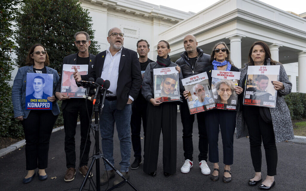 Jonathan Dekel-Chen, troisième à partir de la gauche, le père de l'otage Sagui Dekel-Chen, accompagné d'autres parents d'otages à Gaza, s'adresse aux médias à la Maison Blanche à Washington, le 12 novembre 2024. (Crédit : AP Photo/Ben Curtis)