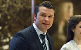 Pete Hegseth se dirigeant vers un ascenseur pour une rencontre avec le président élu américain Donald Trump, à la Trump Tower, à New York, le 15 décembre 2016. (Crédit : Evan Vucci/AP)