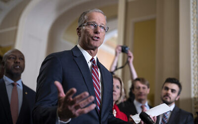 Le chef de la minorité du Sénat, John Thune, représentant républicain du Dakota du sud, South Dakota, rencontre les journalistes après avoir été élu chef du parti républicain, au Capitole à Washington, le 13 novembre 2024. (Crédit: J. Scott Applewhite/AP)