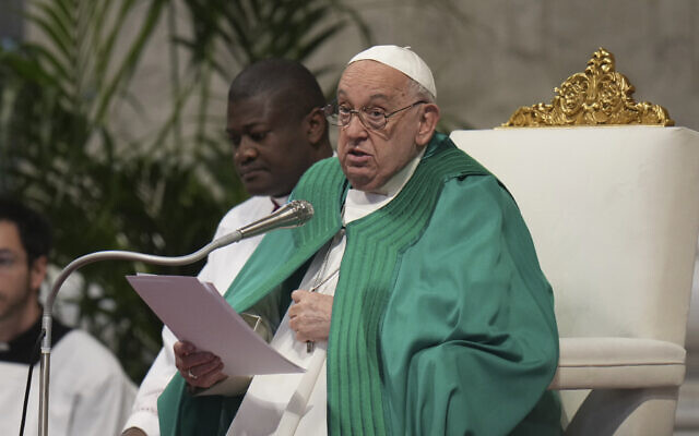 Le pape François prononçant un discours lors d'une messe à l'occasion de la Journée mondiale des pauvres, dans la basilique Saint-Pierre, au Vatican, le 17 novembre 2024. (Crédit : Alessandra Tarantino/AP) Le pape François prononçant un discours lors d'une messe à l'occasion de la Journée mondiale des pauvres, dans la basilique Saint-Pierre, au Vatican, le 17 novembre 2024. (Crédit : Alessandra Tarantino/AP)