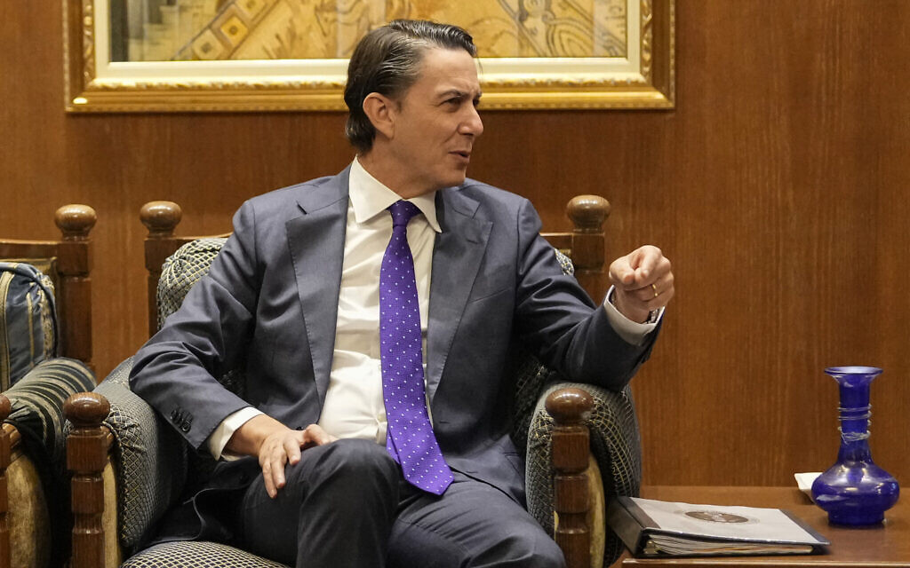 Amos Hochstein, conseiller principal du président américain Joe Biden, s'entretient avec le président du Parlement libanais Nabih Berri à Beyrouth, au Liban, le 19 novembre 2024. (Crédit : AP/Hassan Ammar)