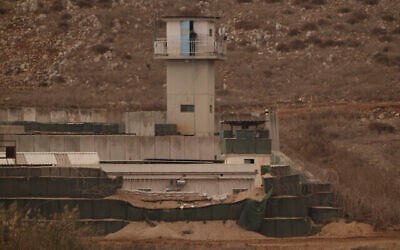 Un soldat de l'ONU se tient au sommet d'une tour dans une base des forces de maintien de la paix des Nations Unies au Liban (FINUL) à la frontière israélo-libanaise, vue du nord d'Israël, le 19 novembre 2024. (Crédit : Leo Correa/AP)