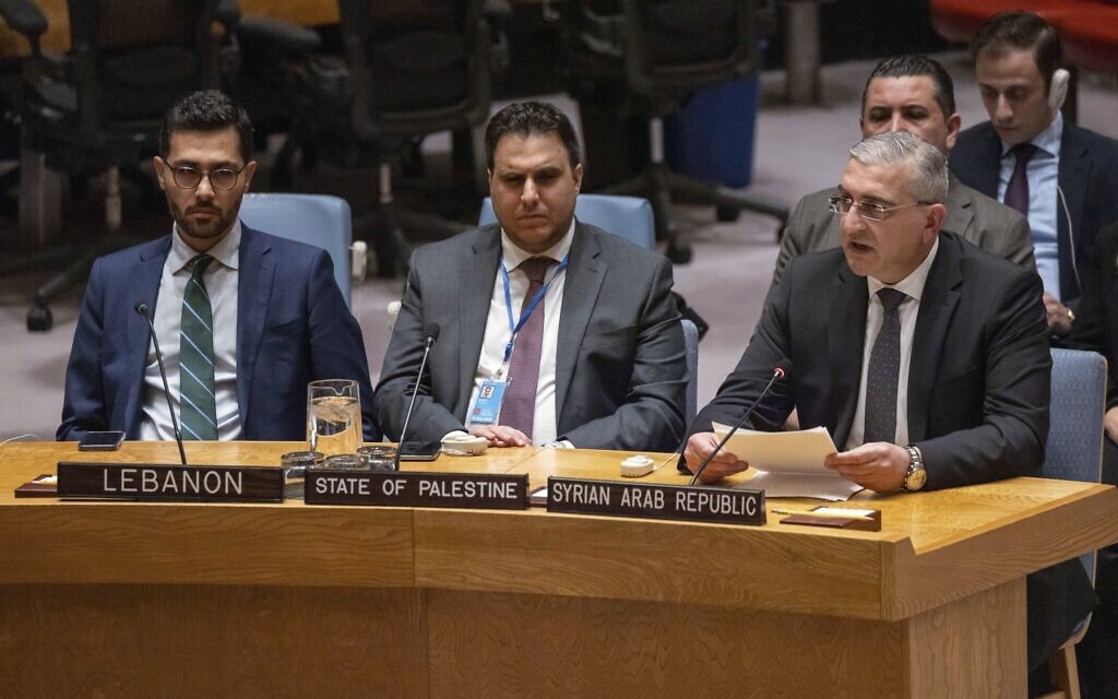 Les représentants du Liban, à gauche, et des Palestiniens, au centre, écoutent Qusay al-Dahhak, à droite, représentant permanent de la Syrie auprès des Nations Unies, lors d'une réunion du Conseil de sécurité au siège des Nations Unies, mardi 19 novembre 2024. (Crédit : AP/Yuki Iwamura)