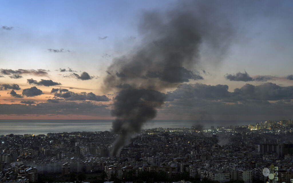 De la fumée s'élève après une frappe aérienne israélienne sur Dahiyeh, à Beyrouth, au Liban, le mardi 26 novembre 2024. (Crédit : AP Photo/Bilal Hussein)