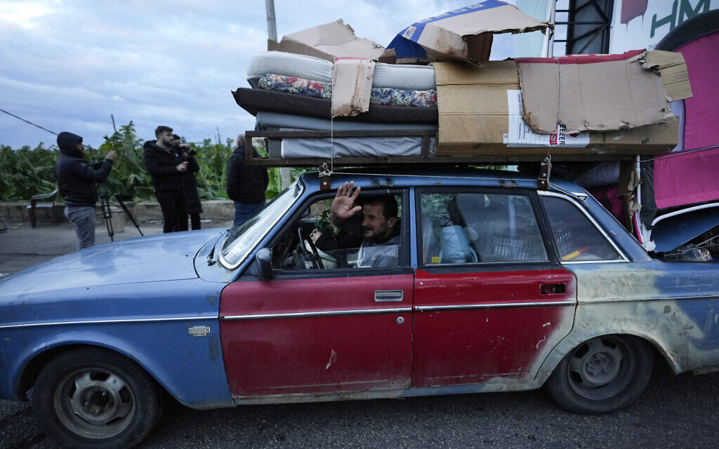 Un homme retournant dans son village salue le cessez-le-feu entre le Hezbollah et Israël, à Tyr, au Sud-Liban, le mercredi 27 novembre 2024. (Crédit : AP/Hussein Malla)