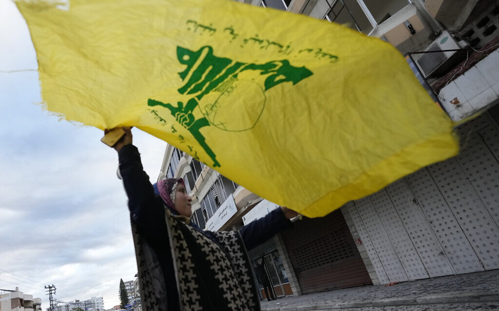 Photo d'illustration : Une femme brandissant un drapeau du Hezbollah, fêtant le cessez-le-feu entre le Hezbollah et Israël, à Tyr, au sud du Liban, le 27 novembre 2024. (Crédit : Hussein Malla/AP) Photo d'illustration : Une femme brandissant un drapeau du Hezbollah, fêtant le cessez-le-feu entre le Hezbollah et Israël, à Tyr, au sud du Liban, le 27 novembre 2024. (Crédit : Hussein Malla/AP)