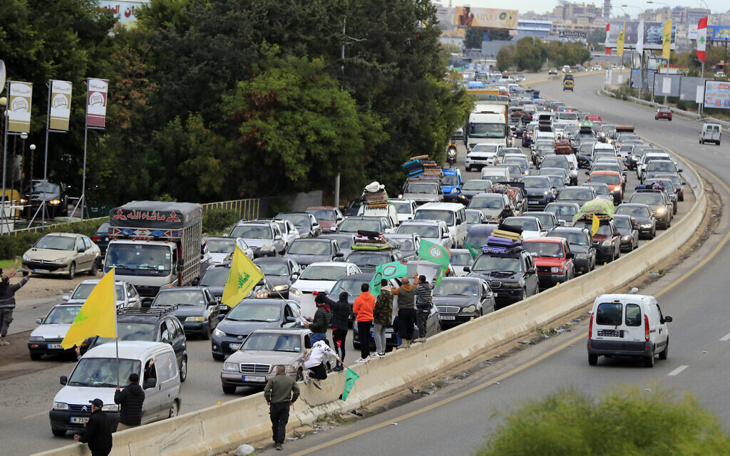 Des voitures coincées dans la circulation alors qu'elles retournent dans les villages après l'entrée en vigueur d'un cessez-le-feu entre Israël et le Hezbollah, à Ghazieh, au Liban, le 27 novembre 2024. (Crédit : Mohammed Zaatari/AP)