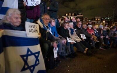 Des personnes participent à un rassemblement de protestation contre l'antisémitisme à Amsterdam, Pays-Bas, le 28 novembre 2024. (AP Photo/Peter Dejong)