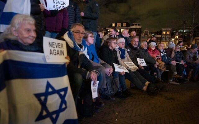 Des personnes participent à un rassemblement de protestation contre l'antisémitisme à Amsterdam, Pays-Bas, le 28 novembre 2024. (AP Photo/Peter Dejong)