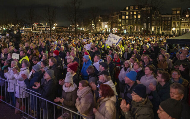 Des personnes participent à un rassemblement de protestation contre l'antisémitisme à Amsterdam, Pays-Bas, jeudi 28 novembre 2024. (Crédit : AP Photo/Peter Dejong)