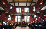 Illustration : Le Secrétaire d'État américain de l'époque, John Kerry, s'exprime devant le public de l'Oxford Union, à l'Université d'Oxford, en Angleterre, le 11 mai 2016. (Peter Nicholls/Pool Photo via AP)