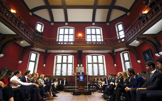 Photo d'Illustration : Le secrétaire d'État américain de l'époque, John Kerry, s'exprimant à l'Oxford Union de l'Université d'Oxford, en Angleterre, le 11 mai 2016. (Crédit : Peter Nicholls/Pool Photo via AP)