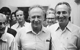 Yitzhak Rabin (à gauche) et Shimon Peres (à droite) se rendant dans la salle de vote, avant que le comité central du Parti travailliste ne choisisse Rabin plutôt que Peres pour former un nouveau gouvernement, à Tel Aviv, le 22 avril 1974. (Crédit : Nash/AP)