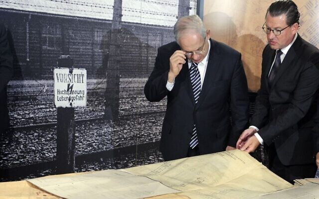 Le Premier ministre Benjamin Netanyahu, à gauche, et le rédacteur en chef du journal Bild, Kai Diekmann, à droite, regardent les plans originaux du camp de concentration nazi d'Auschwitz, en Pologne, à Berlin, le 27 août 2009. (AP Photo/Rainer Jensen, Pool)