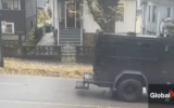 Capture d'écran d'une vidéo montrant la police canadienne lancer une perquisition au domicile de Charlotte Kates, directrice d'un groupe pro-palestinien interdit, Samidoun. (Capture d'é&cran : Twitter)