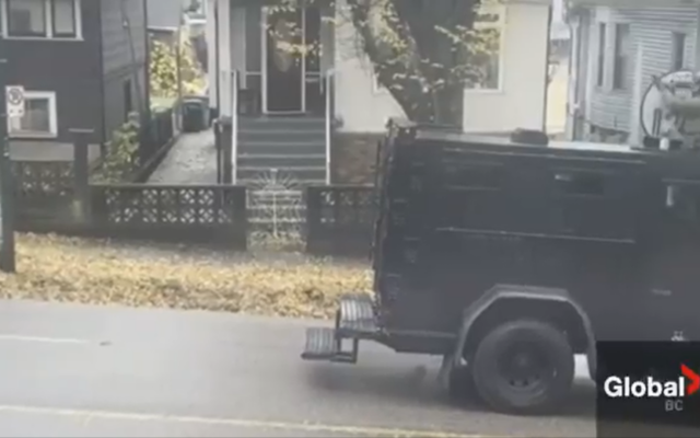 Capture d'écran d'une vidéo montrant la police canadienne lancer une perquisition au domicile de Charlotte Kates, directrice d'un groupe pro-palestinien interdit, Samidoun. (Capture d'é&cran : Twitter) Capture d'écran d'une vidéo montrant la police canadienne lancer une perquisition au domicile de Charlotte Kates, directrice d'un groupe pro-palestinien interdit, Samidoun. (Capture d'é&cran : Twitter)