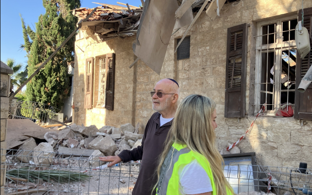 Gershon Saft près des ruines de la synagogue Avot Uvanim, lourdement endommagée par l'attaque à la roquette du Hezbollah du 16 novembre, le 17 novembre 2024. (Crédit : Diana Bletter/Times of Israel) Gershon Saft près des ruines de la synagogue Avot Uvanim, lourdement endommagée par l'attaque à la roquette du Hezbollah du 16 novembre, le 17 novembre 2024. (Crédit : Diana Bletter/Times of Israel)