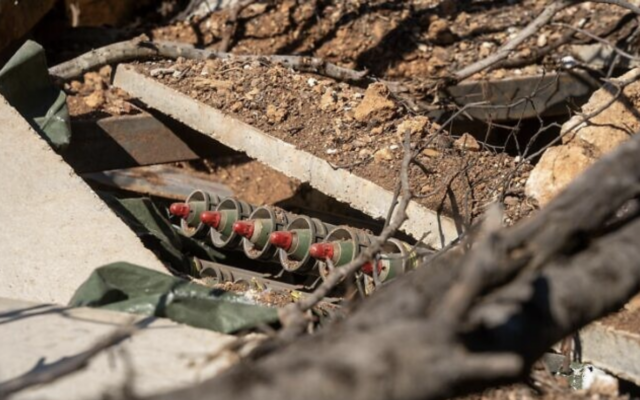 Un site de lancement de roquettes trouvé par les troupes de la 226e brigade de parachutistes de réserve, dans le sud du Liban, sur une photo diffusée le 18 novembre 2024. (Crédit : Armée israélienne) Un site de lancement de roquettes trouvé par les troupes de la 226e brigade de parachutistes de réserve, dans le sud du Liban, sur une photo diffusée le 18 novembre 2024. (Crédit : Armée israélienne)