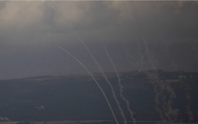 Le système de défense anti-missile du "Dôme de fer" interceptant des roquettes lancées depuis le Liban, vu depuis Haïfa, dans le nord d'Israël, le 18 novembre 2024. (Crédit : Leo Correa/AP)
