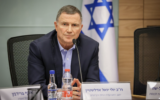 Le président de la commission des Affaires étrangères et de la Défense de la Knesset, Yuli Edelstein, assistant à un débat sur le projet de loi d’exemption des ultra-orthodoxes soutenu par le gouvernement, le 24 juin 2024. (Crédit : Noam Moshkovitz/Porte-parole de la Knesset)