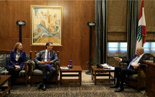 L'envoyé spécial américain Amos Hochstein (au centre) et l'ambassadrice américaine au Liban Lisa A. Johnson (à gauche) rencontrant le président du Parlement libanais Nabih Berri, à Beyrouth, au Liban, le 19 novembre 2024. (Crédit : Hassan Ammar/AP)