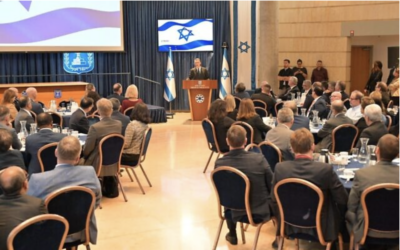 Gideon Saar s'adressant à des diplomates étrangers, à Jérusalem, le 20 novembre 2024. (Crédit : Shlomi Amsalem/Ministère des Affaires étrangères)