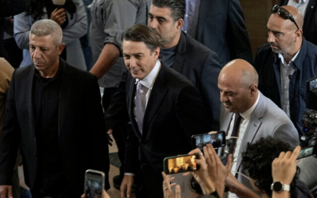 Amos Hochstein (au centre) principal conseiller du président américain Joe Biden, arrivant avant une réunion avec le président du Parlement libanais, Nabih Berri, à Beyrouth, au Liban, le 20 novembre 2024. (Crédit : Bilal Hussein/AP) Amos Hochstein (au centre) principal conseiller du président américain Joe Biden, arrivant avant une réunion avec le président du Parlement libanais, Nabih Berri, à Beyrouth, au Liban, le 20 novembre 2024. (Crédit : Bilal Hussein/AP)
