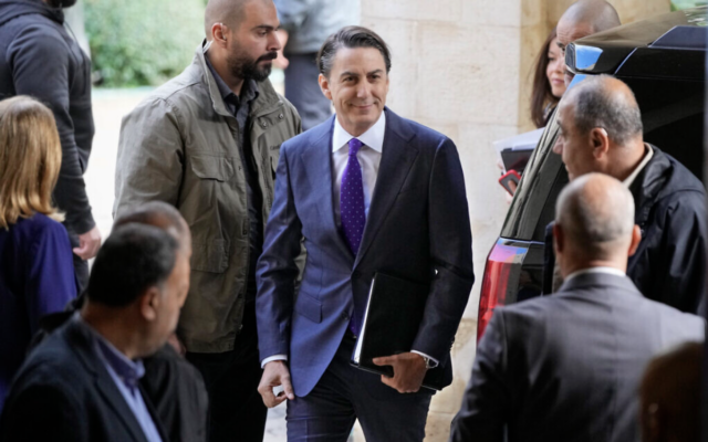 Amos Hochstein (au centre) envoyé spécial des États-Unis pour le Liban, reçu avant une réunion avec le président du Parlement libanais, Nabih Berri, à Beyrouth, le 19 novembre 2024. (Crédit : Hassan Ammar/AP) Amos Hochstein (au centre) envoyé spécial des États-Unis pour le Liban, reçu avant une réunion avec le président du Parlement libanais, Nabih Berri, à Beyrouth, le 19 novembre 2024. (Crédit : Hassan Ammar/AP)